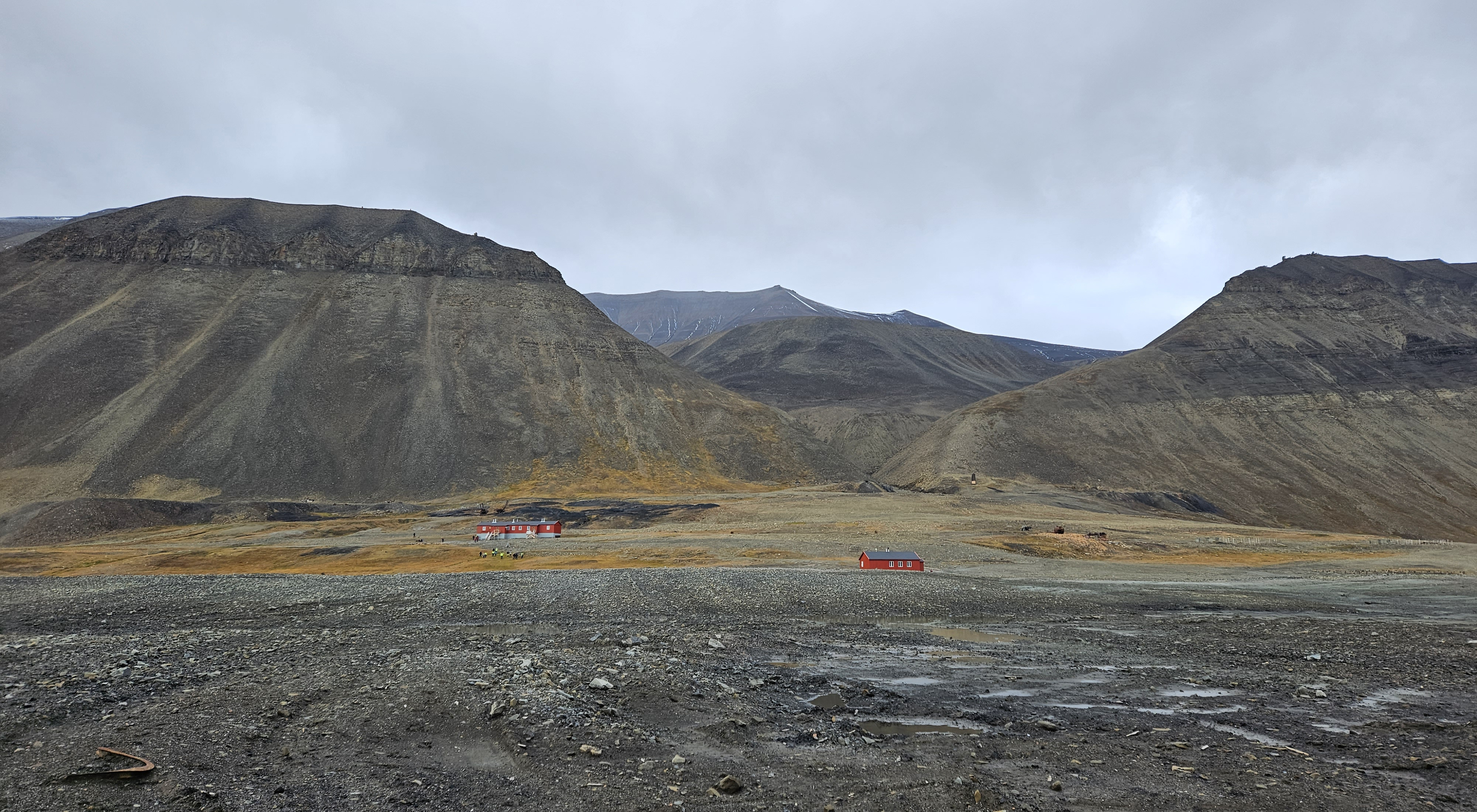 De fredede bygningene Saloonen (t.v.) og Vinboden i Svea leies ut til Universitetssenteret på Svalbard (UNIS) for forskning- og undervisningsformål.